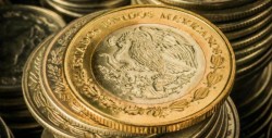 Peso mexicano cae a un nivel más débil