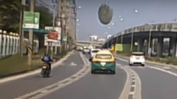 #Video ¿Un OVNI casi aplasta a un automóvil en movimiento?