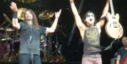 'Kiss guy', el chico que fascinó a los Foo Fighters