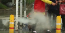 #Video En esta parte lanzan un sistema que moja a peatones que crucen en rojo