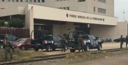 Despliegan operativo afuera de Juzgados Federales