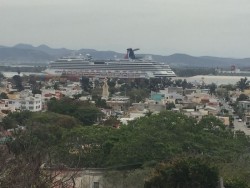 Turistas de cruceros pasean por Mazatlán