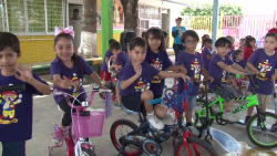 Llaman a vestir a los niños acorde a su edad en su festejo