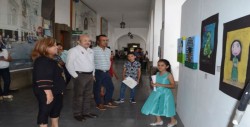 Arte infantil en los balcones del patio Municipal