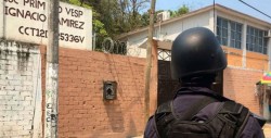 Grupo armado se lleva a una mujer de primaria en Acapulco