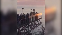 Graban video musical en mirador de cristal... sin permiso