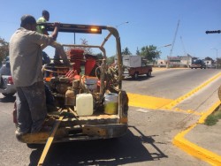 Pintan señalética vial en cruces del ferrocarril