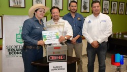 Entregan apoyos a empresarios en alimentos