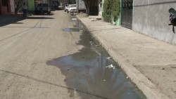 Viven entre aguas negras, vecinos de la Redonda