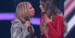 #Video Ana María Polo besa a modelo colombiana en los Billboard 2018