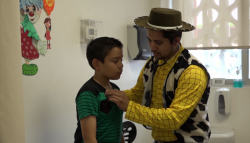 Consulta a niños disfrazado de "Woody"