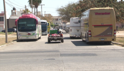 Llegan turistas en camiones charters