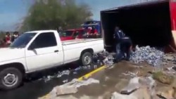 Vuelca camión con cerveza y ciudadanos se la roban