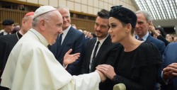 Papa saludó a Katy Perry, Orlando Bloom y Peter Gabriel en el Vaticano