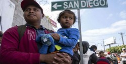 Caravana migrante se entrega en EU para pedir asilo