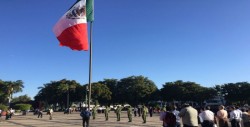 Realizan izamiento de bandera por el día del Trabajo