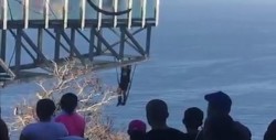 Joven "se columpia" en el Faro arriesgando su vida