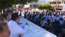 Participan más de 10 mil trabajadores en desfile