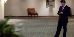Mujer declara su amor a Peña Nieto y él le "corresponde"