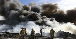 Combaten incendio en terreno donde almacenan plásticos