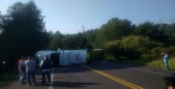 Por falla mecánica tráiler queda atravesado en carretera
