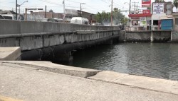 Derramó JUMAPAM drenaje al Estero del Infiernillo
