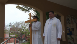 Realizan procesión al cerro de la Cruz