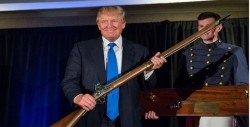 Trump: "La Segunda Enmienda nunca estará bajo asedio mientras sea presidente"