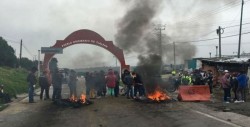 Bloquean carretera tras muerte de bebé en autobús de pasajeros