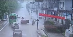 #Video Rescatan a niño arrastrado por las aguas de una alcantarilla