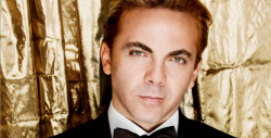 Cristian Castro se quita la camisa y muestra kilos de más en concierto
