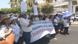 Maestros jubilados bloquean boulevard Pedro Infante