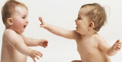 Los bebés prefieren oír voces de otros infantes que de adultos