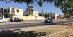 Muchas grietas por la Paseo del Sauce en Cedros