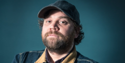Líder de Frightened Rabbit, Scott Hutchinson, es hallado muerto