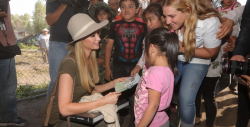 Paris Hilton felicita a las mamás mexicanas en su día