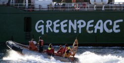 Greenpeace coloca máscara a estatua ante Congreso argentino por contaminación