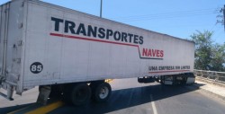 Trailer se queda sin frenos; cierran circulación