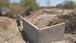 Construyen dos paredes dentro del arroyo San Juan