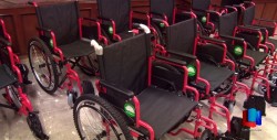 Entregaron sillas de ruedas