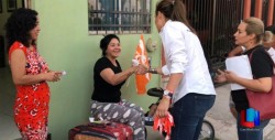 Casa por casa, así hace su campaña