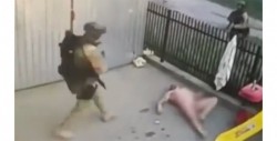#Video Intenta escapar desnudo de la policía pero... el destino le jugó una mala pasada