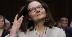 Trump elogia a Haspel en su toma de posesión como nueva directora de la CIA