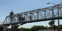 Dan mantenimiento a puente peatonal en Blvd. José Limón