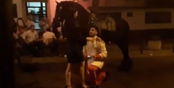 Con caballo y vestido de príncipe le pide matrimonio a su novia en Culiacán