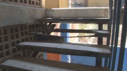 Confirma Protección Civil mal estado de escaleras en edificio habitacional