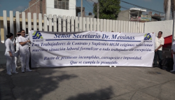 Protestan trabajadores eventuales de salud