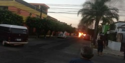 Queman vehículos en distintos puntos de Guadalajara