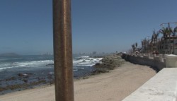 Contrastan luminarias oxidadas con obras en el malecón