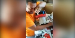 ¡Pura emoción! Por fin recibe el juguete que deseaba de niño
